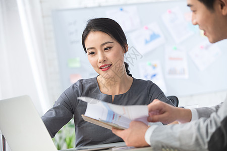 彩色图片笔记本电脑现代青年商务男女在办公图片