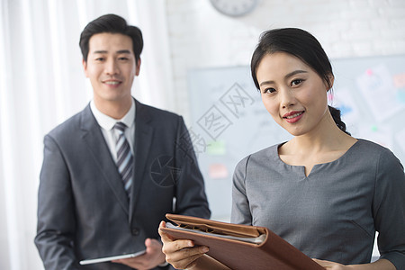 自信亚洲人会议室青年商务男女在办公图片