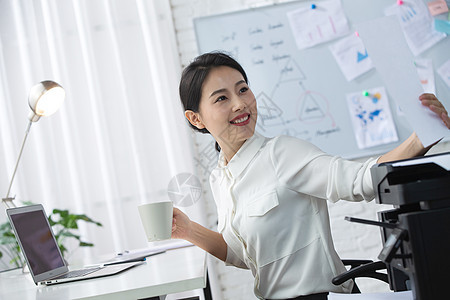 人商务人士坐着青年商务女人在办公图片