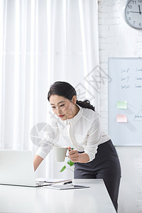 办公桌户内白领青年商务女人使用笔记本电脑办公图片