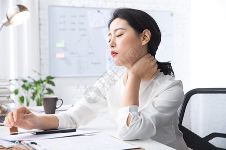 笔记本电脑青年商务女人在办公图片