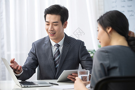 青年商务男女在办公图片