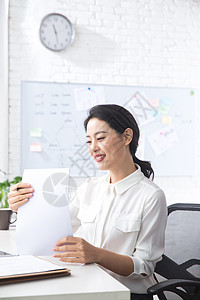 青年商务女人在办公图片