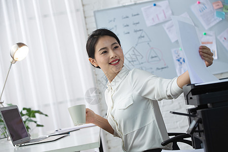 户内成年人使用电脑青年商务女人在办公图片