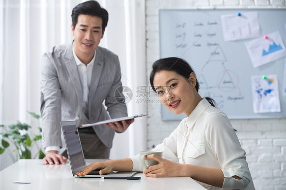 成年人文件东方人青年商务男女在办公图片