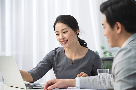 成年人办公桌东方人青年商务男女在办公高清图片