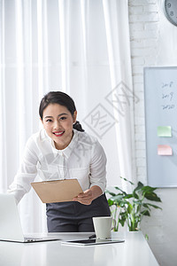 欢乐女商人亚洲人青年商务女人在办公图片