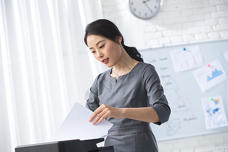 幸福站着东方人青年商务女人在办公图片