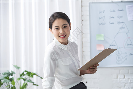新创企业放松技能青年商务女人在办公背景图片