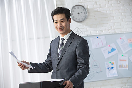 亚洲东亚公司企业青年商务男人在办公图片