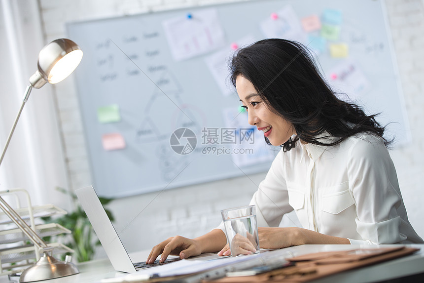 技能能力办公室职员青年商务女人使用笔记本电脑办公图片