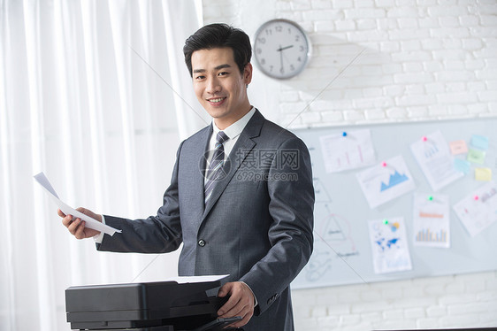 彩色图片办公桌白昼青年商务男人在办公图片
