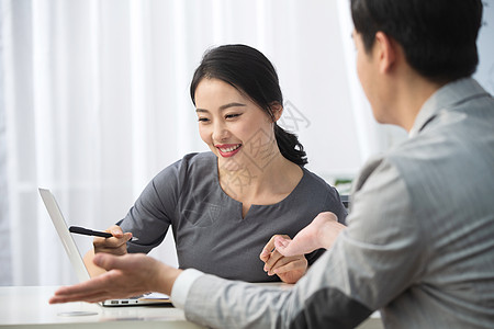 人拿文件工作文件夹男商人青年商务男女在办公背景