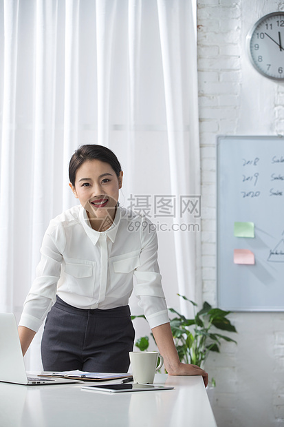 满意亚洲人摄影青年商务女人使用笔记本电脑办公图片