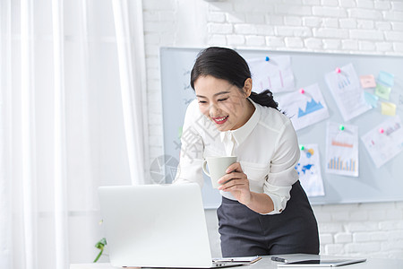 现代中国风办公桌办公区活力青年商务女人使用笔记本电脑办公背景
