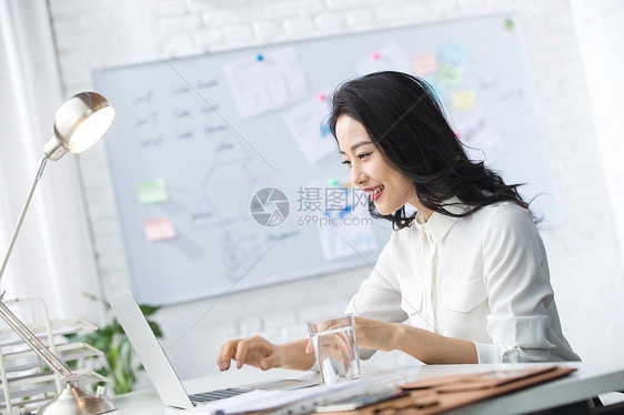 工作场所彩色图片青年人青年商务女人使用笔记本电脑办公图片