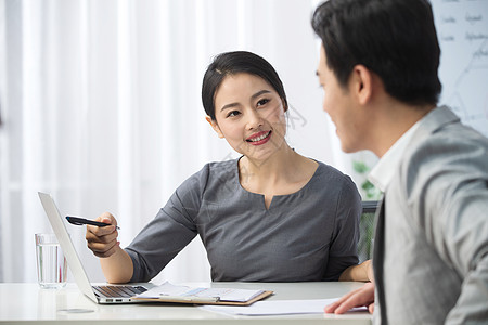 职业着装得体自信青年商务男女在办公图片