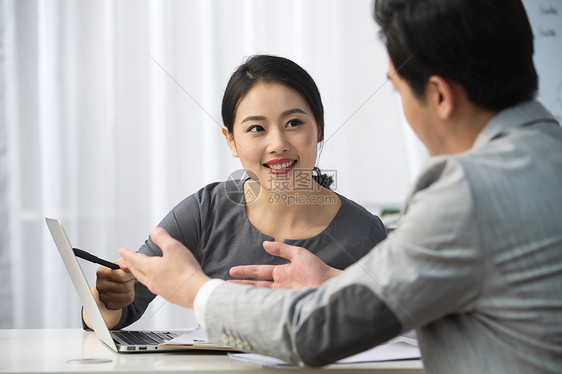 电脑公司企业男商人青年商务男女在办公图片