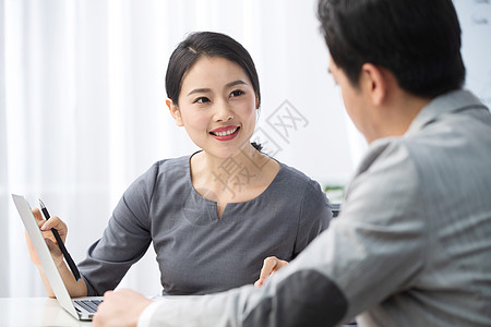 人拿文件女人现代笔记本电脑青年商务男女在办公背景