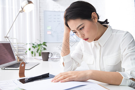 记事本东亚青年商务女人在办公图片