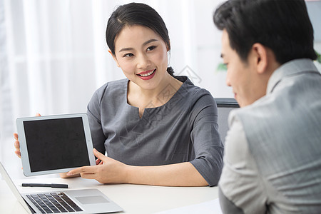 电子商务轻松办公青年商务男女在办公图片