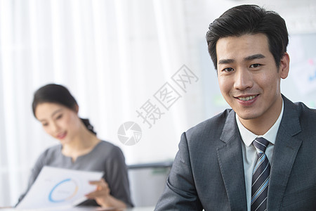 文件夹20多岁亚洲青年商务男女在办公图片