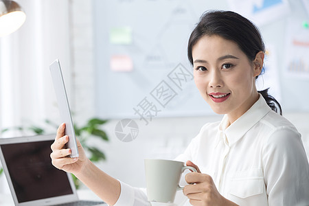 公司企业放松活力青年商务女人使用平板电脑办公图片