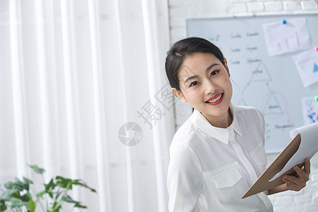 轻松的办公环境放松成年人青年商务女人在办公图片