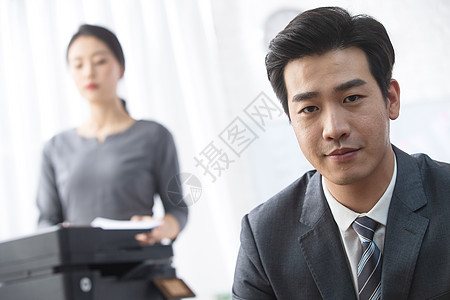 轻松东亚行政人员青年商务男女在办公图片