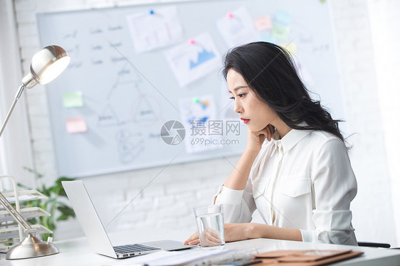满意亚洲成就青年商务女人使用笔记本电脑办公图片