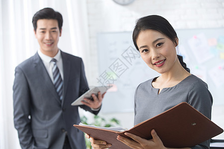亚洲成就青年商务男女在办公图片