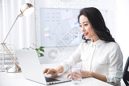 户内25岁到29岁人青年商务女人使用笔记本电脑办公图片