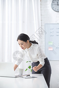 人垂直构图女商人青年商务女人使用笔记本电脑办公图片