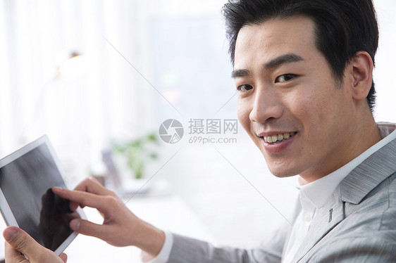 水平构图成年人东亚青年商务男人拿着平板电脑办公图片