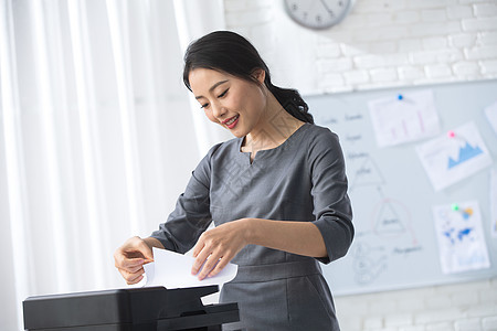 商务人士站着彩色图片青年商务女人在办公图片