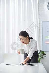 专业人员行政人员技能青年商务女人使用笔记本电脑办公图片