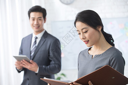 电脑满意轻松办公青年商务男女在办公图片