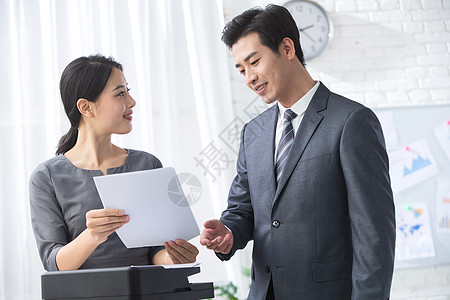 户内轻松办公女人青年商务男女在办公图片