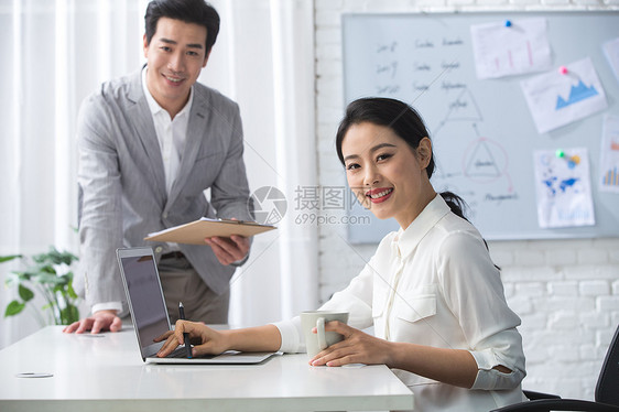 青年商务男女在办公图片