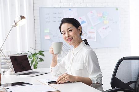 青年商务女人在办公图片