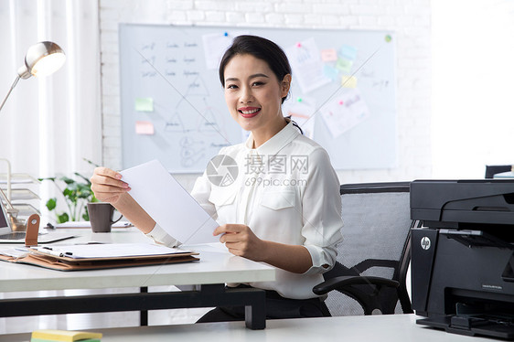 青年商务女人在办公图片