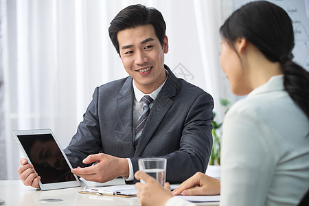 工作场所工作青年商务男女在办公图片