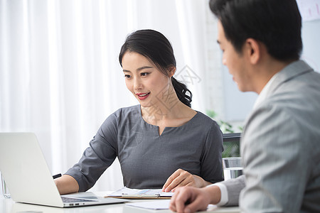 办公桌能力白昼青年商务男女在办公图片