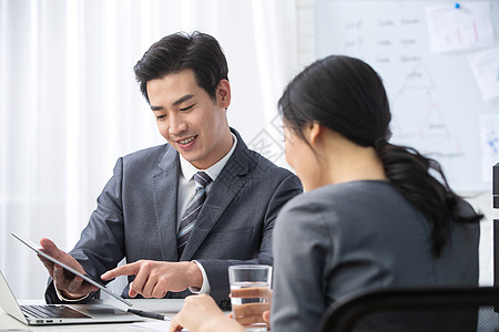 轻松的办公环境职业技能青年商务男女在办公图片