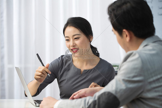 不看镜头专业人员青年商务男女在办公图片