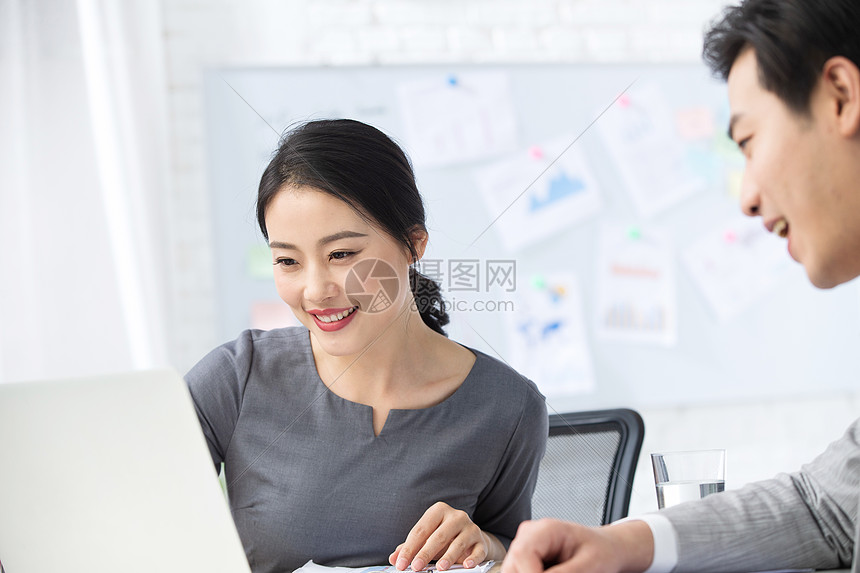 着装得体半身像办公室职员青年商务男女在办公高清图片下载-正版图片501949291-摄图网