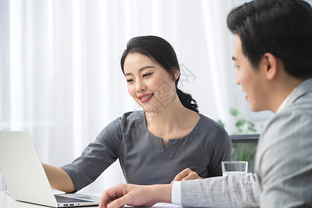 行政人员沟通笔记本电脑青年商务男女在办公图片