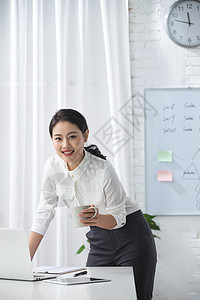 能力工作场所新创企业青年商务女人使用笔记本电脑办公图片