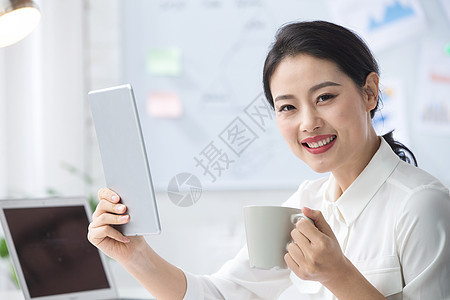 放松活力技能青年商务女人使用平板电脑办公图片