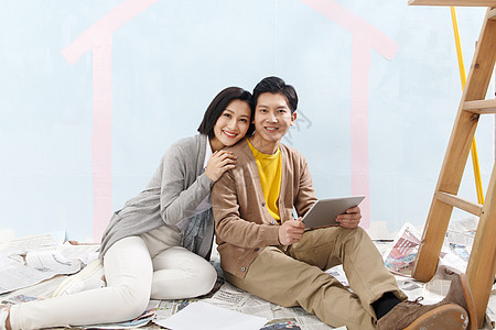 全身像涂料年轻夫妇装修房子图片